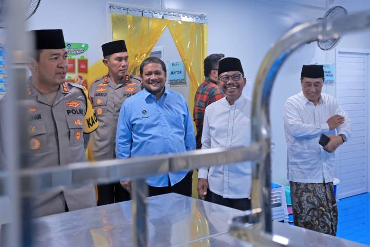 Wali Kota Tangerang H. Sachrudin bersama Kapolres Metro Tangerang Kota RM Jauhari meninjau langsung fasilitas pengolahan MBG di SPPG Cisadane 1.