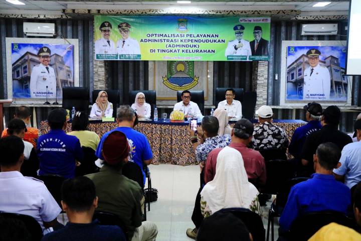 Wakil Wali Kota Tangerang, H. Maryono Hasan didampingi Camat Batuceper Kota Tangerang, Achsin Ghufron Falfeli hadir saat membuka dan memerikan arahan kepada para peserta kegiatan Pelaksanaan Optimalisasi Pelayanan Kependudukan.