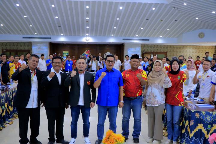 Maryono saat foto bersama dengan Pengurus KONI Kota Tangerang.