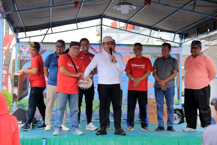 Camat Periuk Kota Tangerang, Nanag Kosim, sedang mengundi doorprize dan siapakah nomor yang akan beruntung di kegiatan Senam Bersama dan Bazar Usaha Mikro Kecil dan Menegah (UMKM) Yang diselenggarakan oleh Forum UMKM Kota Tangerang (FUKT), yang berlangsung di Jl. Purati Utama Gembor, Kecamatan Periuk Kota Tangerang, Minggu (23/11/2025).