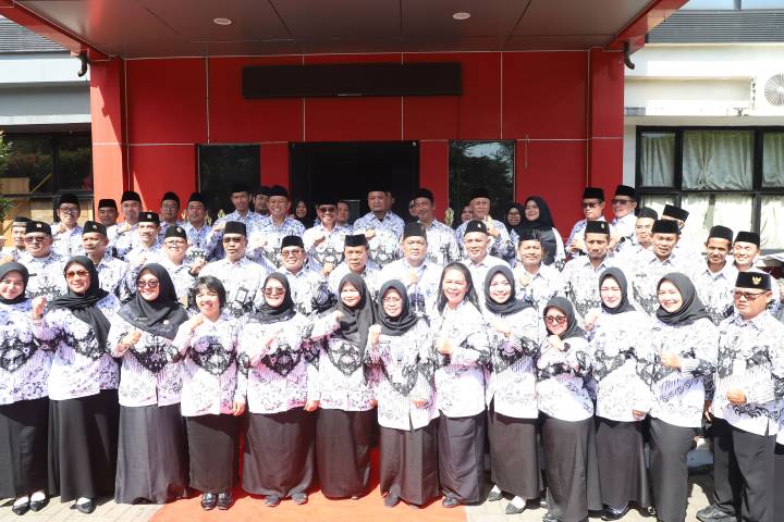 Foto bersama usai Apel Bersama HUT ke-80 PGRI dan Hari Guru Nasional 2025 di SDN Sukasari 4-5 Kota Tangerang.