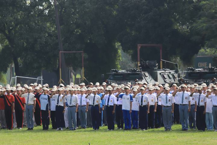 Peserta upacara dalam kegiatan Deklarasi Pelajar Anti Tawuran 2025 di Yonif 203 Kecamatan Jatiuwung, Kota Tangerang.