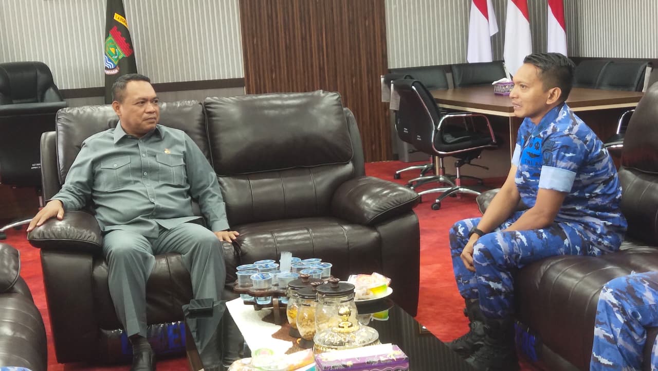 Ketua DPRD Muhamad Amud dan Komandan Lanud Rumpin Letkol Pas Efendi Hermawan.