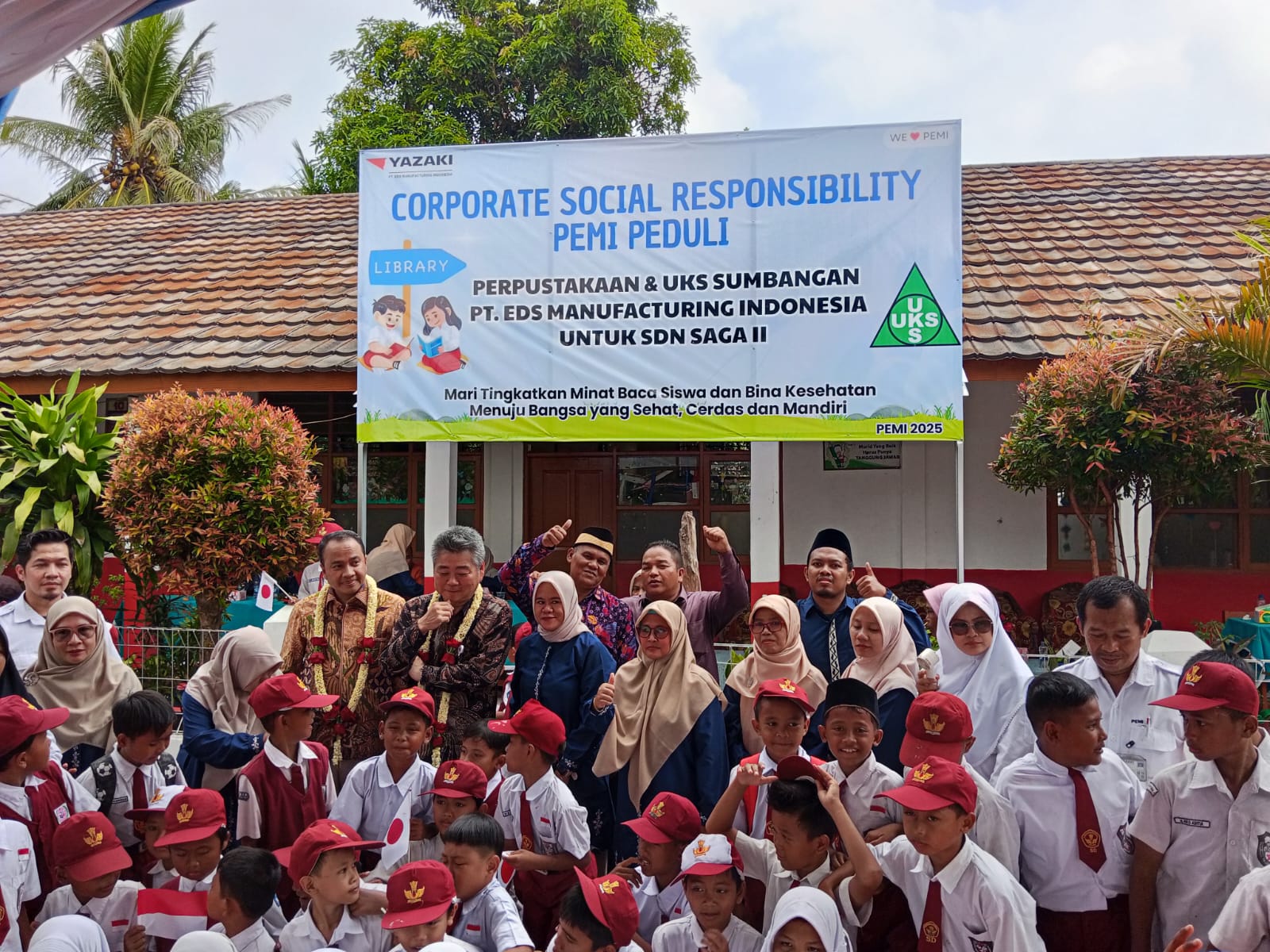 Pimpinan PT EDS Manufacturing Indonesia foto bersama Guru dan pelajar SDN Saga 2 Balaraja .