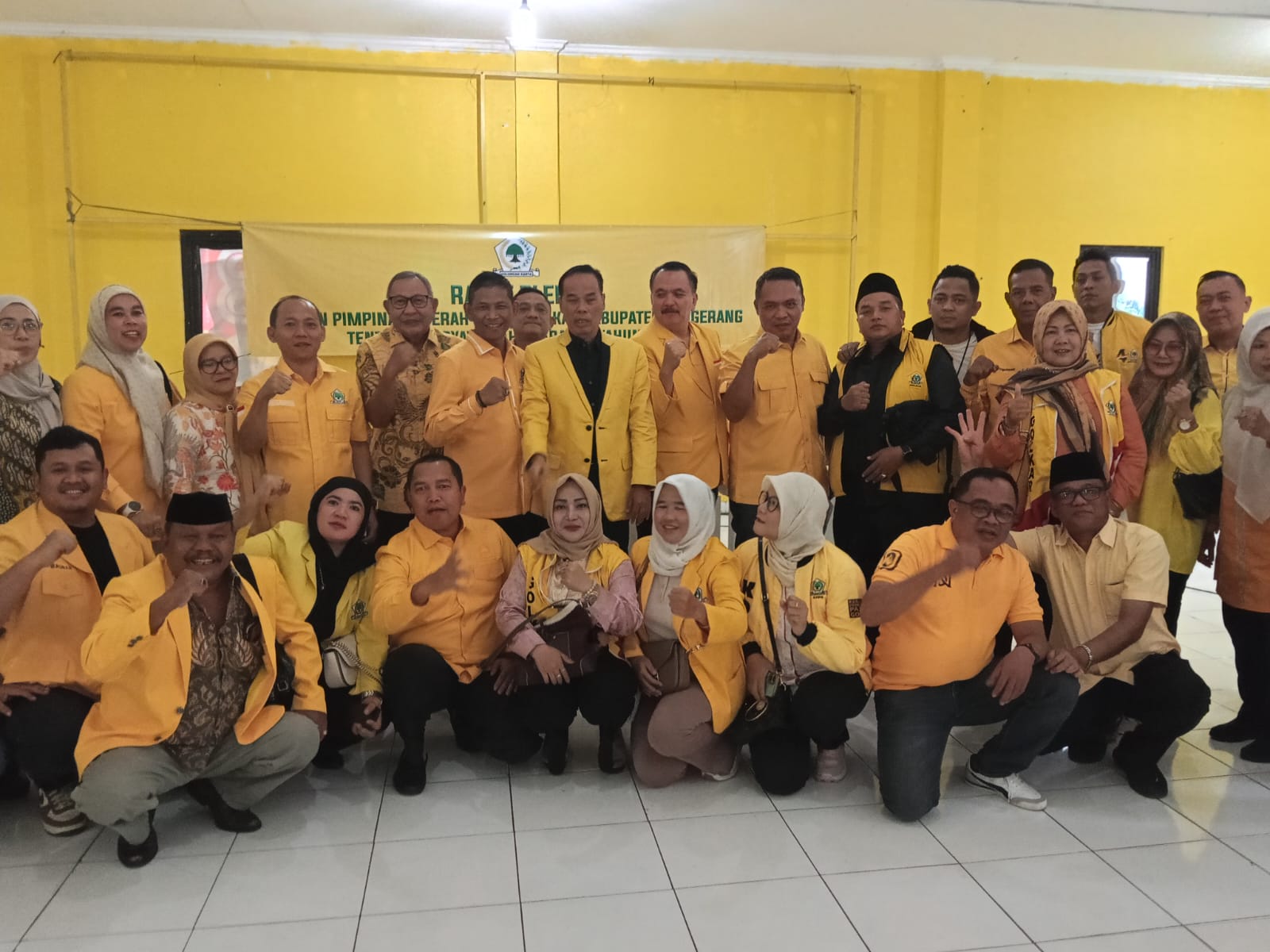 M.Faizal Ketua PLT DPD Golkar Kabupaten Tangerang, Sekretaris Muhamad Amud bersama kader Golkar Lainnya.