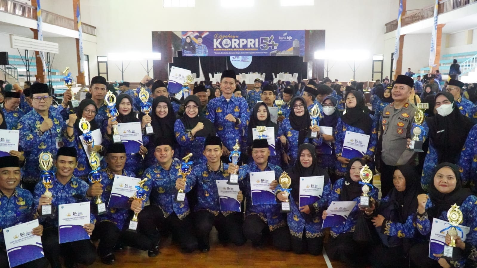 Bupati Dewi bersama jajarannya.