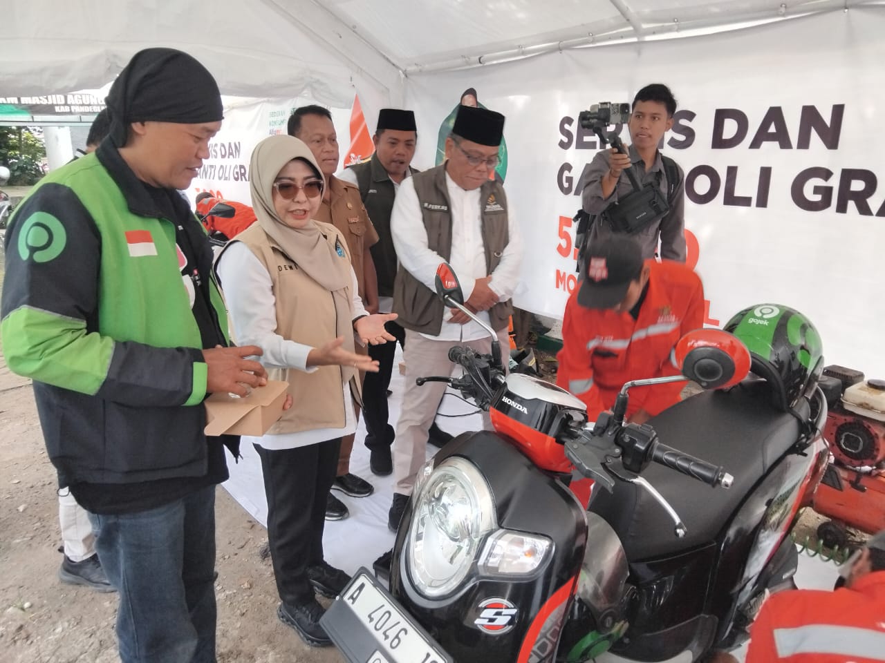 Bupati Dewi saat melihat motor ojol yang sedang di service gratis.