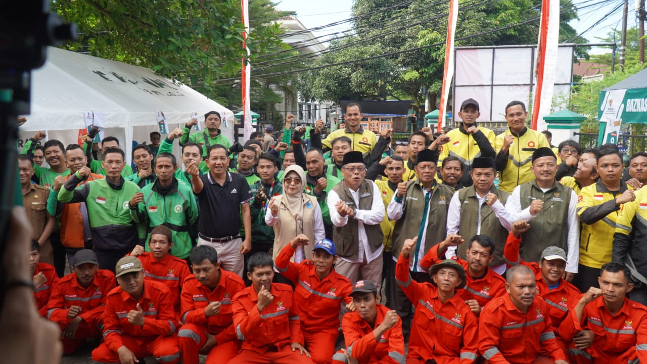 Bupati Dewi foto bersama ojol dan opang.