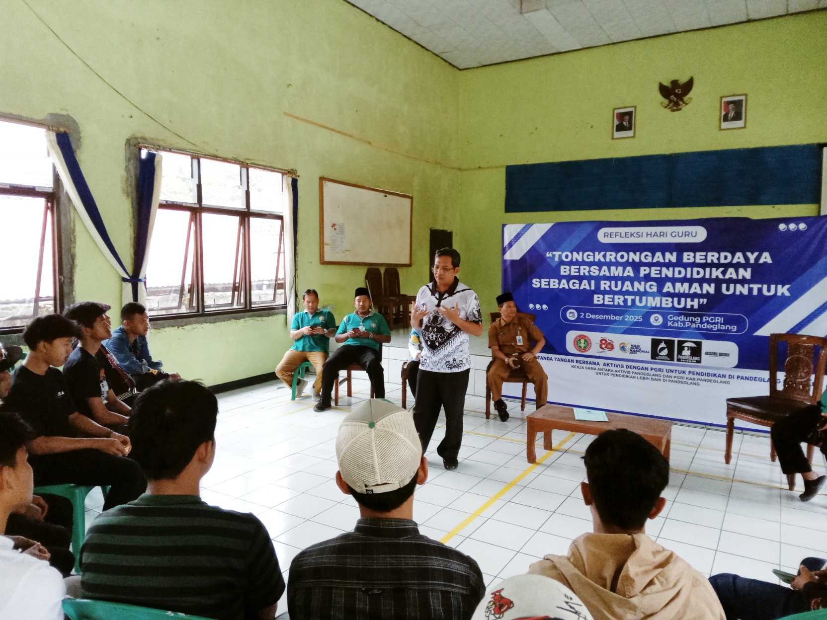 Ketua Sutoto saat menyampaikan sambutannya di acara Refleksi Hari Guru bersama para komunitas Pandeglang di Aula PGRI Kelurahan Cilaja.