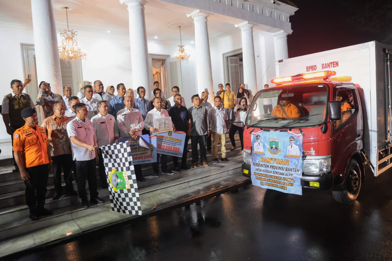 Sekda Deden dan jajarannya saat pelepasan pengiriman bantuan logistik ke korban bencana di Sumatera dan Aceh.