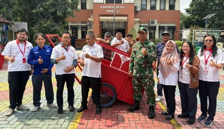 IRGA Bussiness Partner PT. Mayora Indah Region Jatake Tedja Yudhono dan timnya saat menyerahkan alat kebersihan lingkungan di Kelurahan Pasir Jaya.