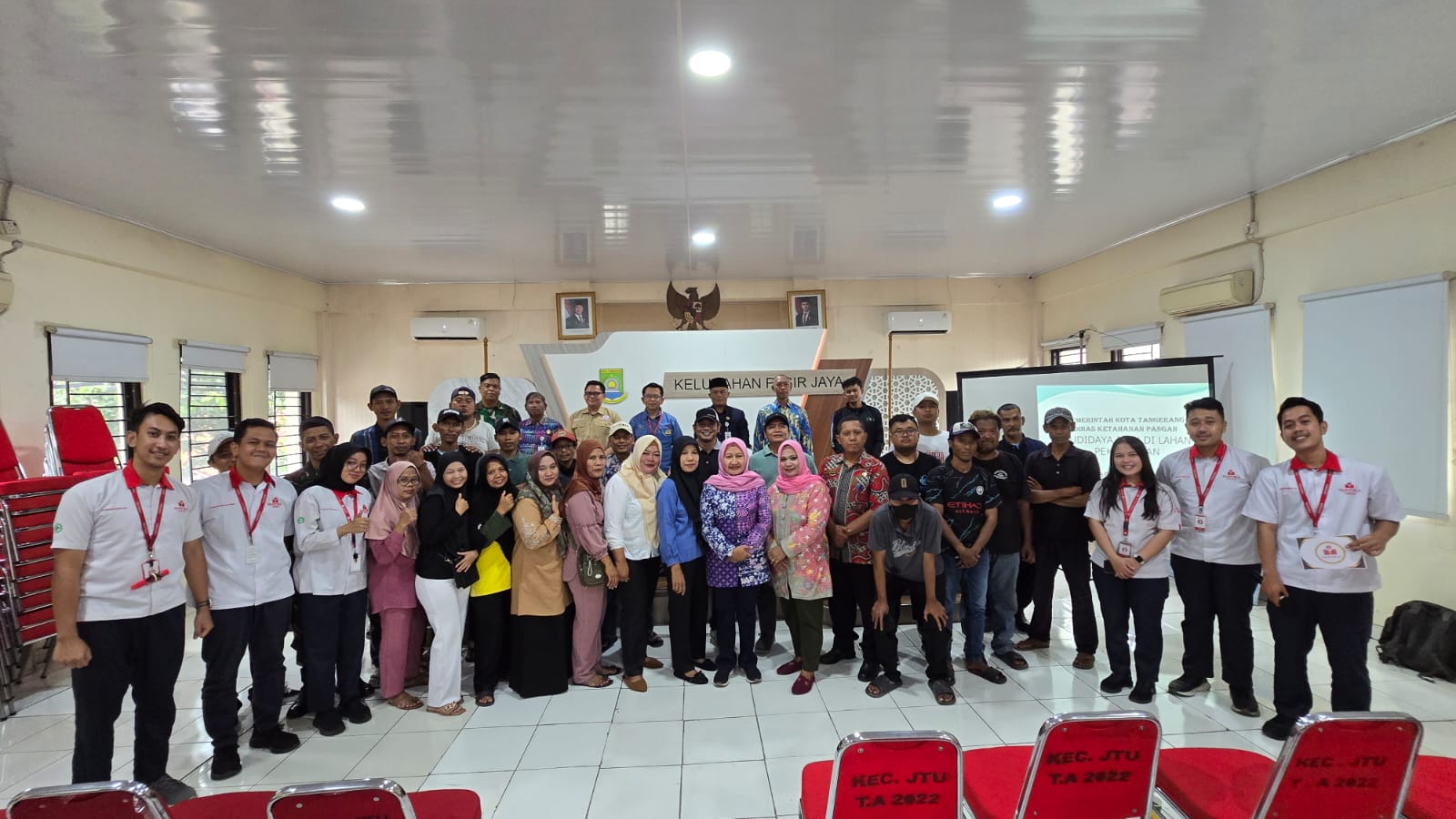 IRGA Bussiness Partner PT. Mayora Indah Region Jatake Tedja Yudhono dan timnya saat melaksanakan program CSR di Kelurahan Pasir Jaya.