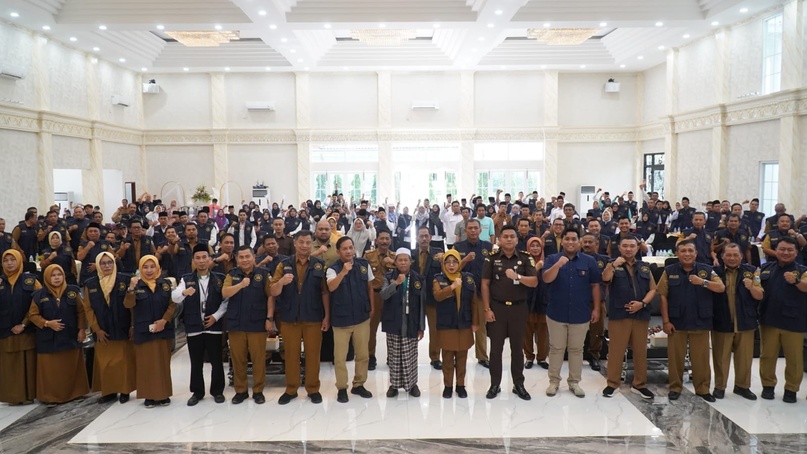 Bupati Dewi bersama peserta Sosialisasi Pengelolaan Hibah Berupa Uang yang bersumber dari APBD Kabupaten Pandeglang.