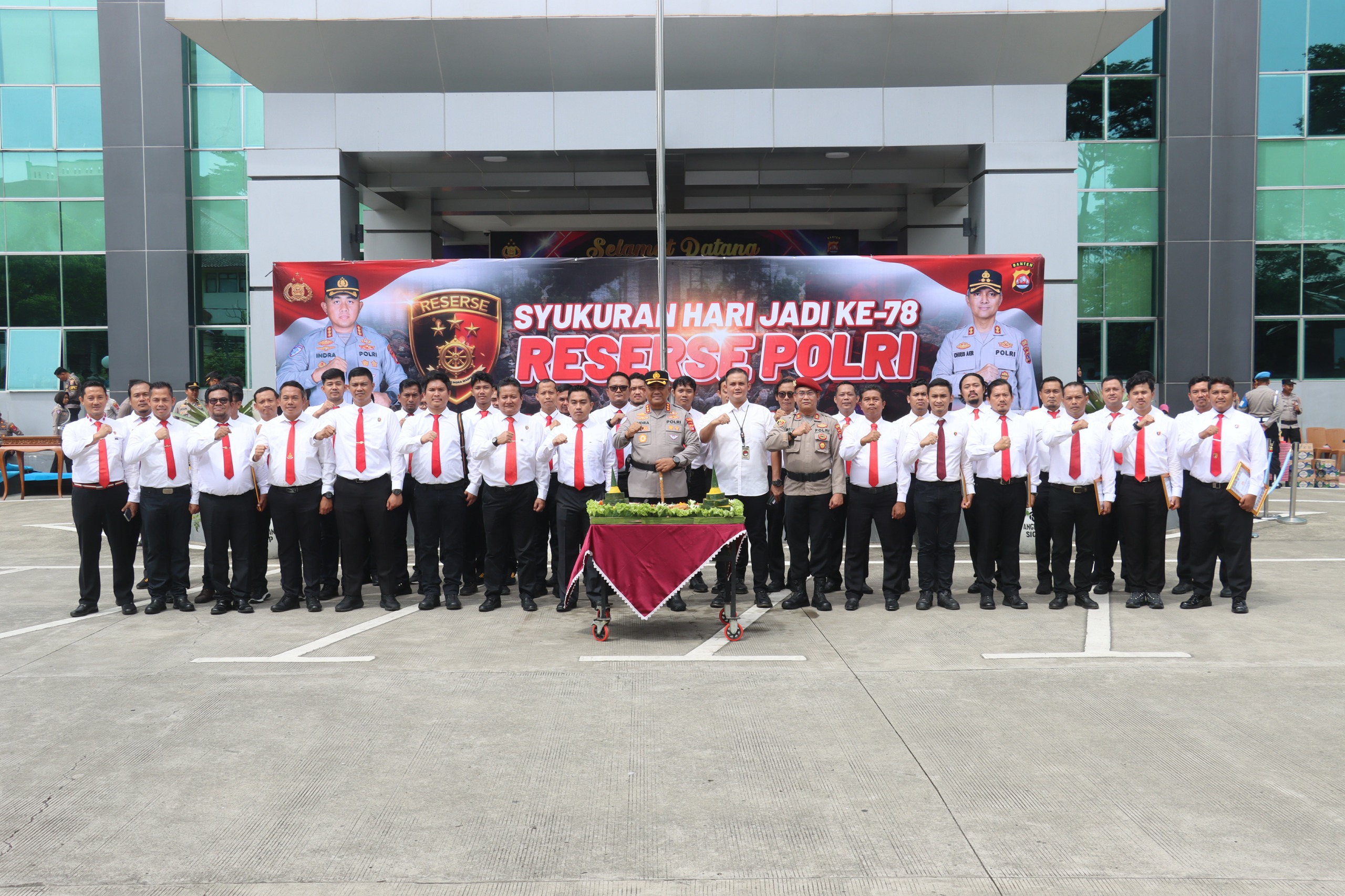 Kapolresta Tangerang bersama para anggotanya di syukuran Hari Jadi ke 78 Reserse Polri.