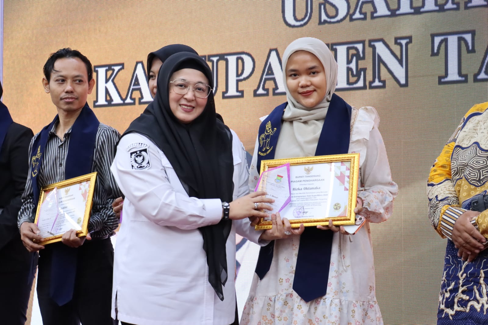 Wabup Intan saat memberikan piagam ke pelaku UMKM.