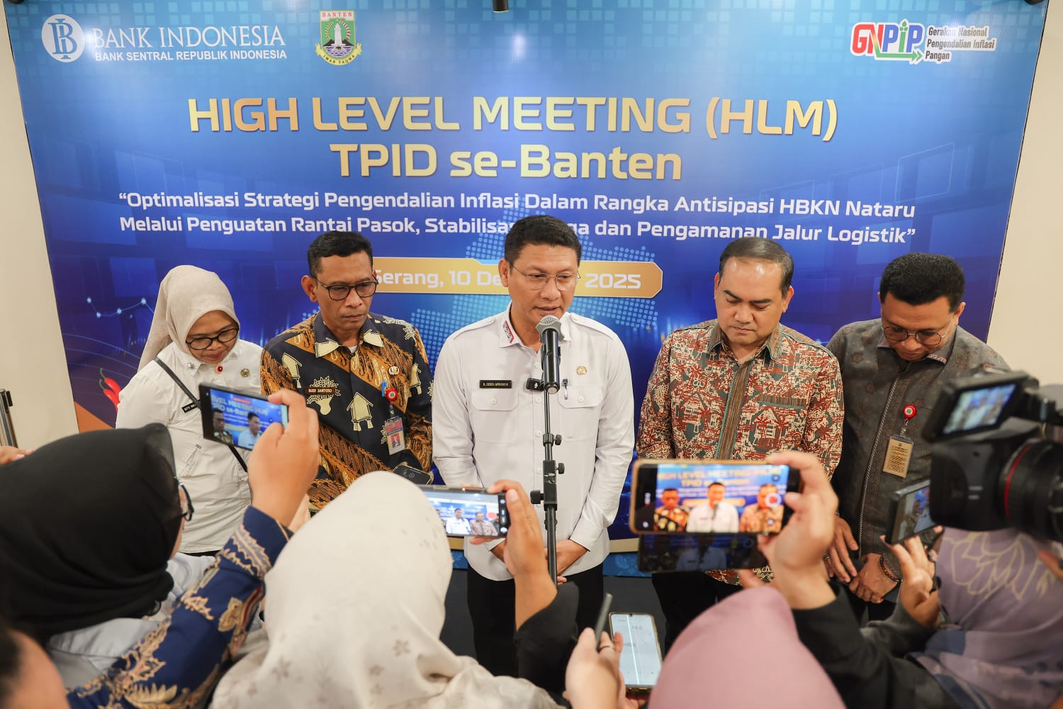 Sekda Banten Deden Apriandhi saat menyampaikan upaya kinerja TPID Banten jelang Nataru.