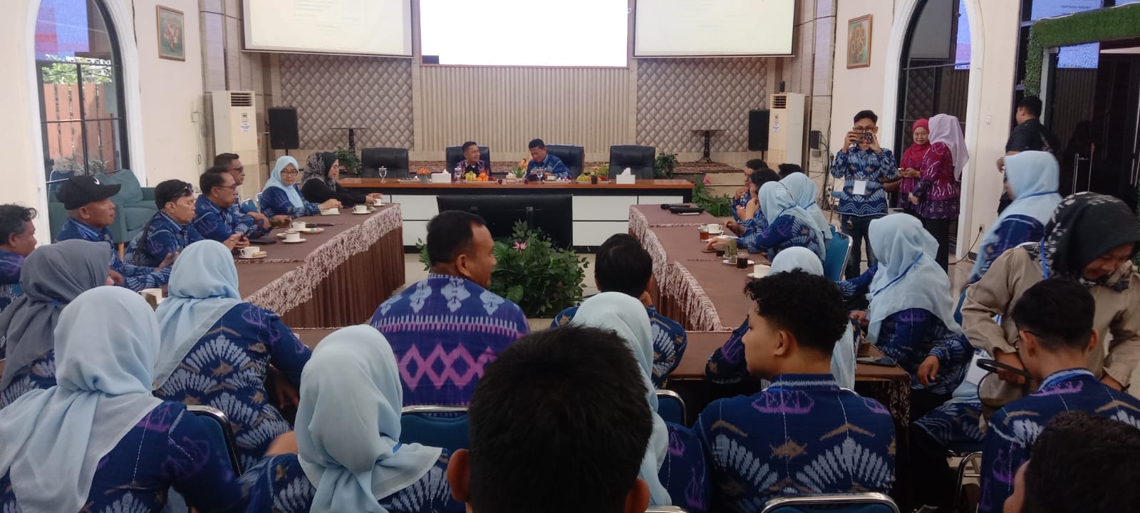 Camat Kelapa Dua Dadang Sudrajat saat menerima kunker Jajaran Kecamatan Simpang Empat, Kabupaten Tanah Bumbu, Provinsi Kalimantan Selatan.