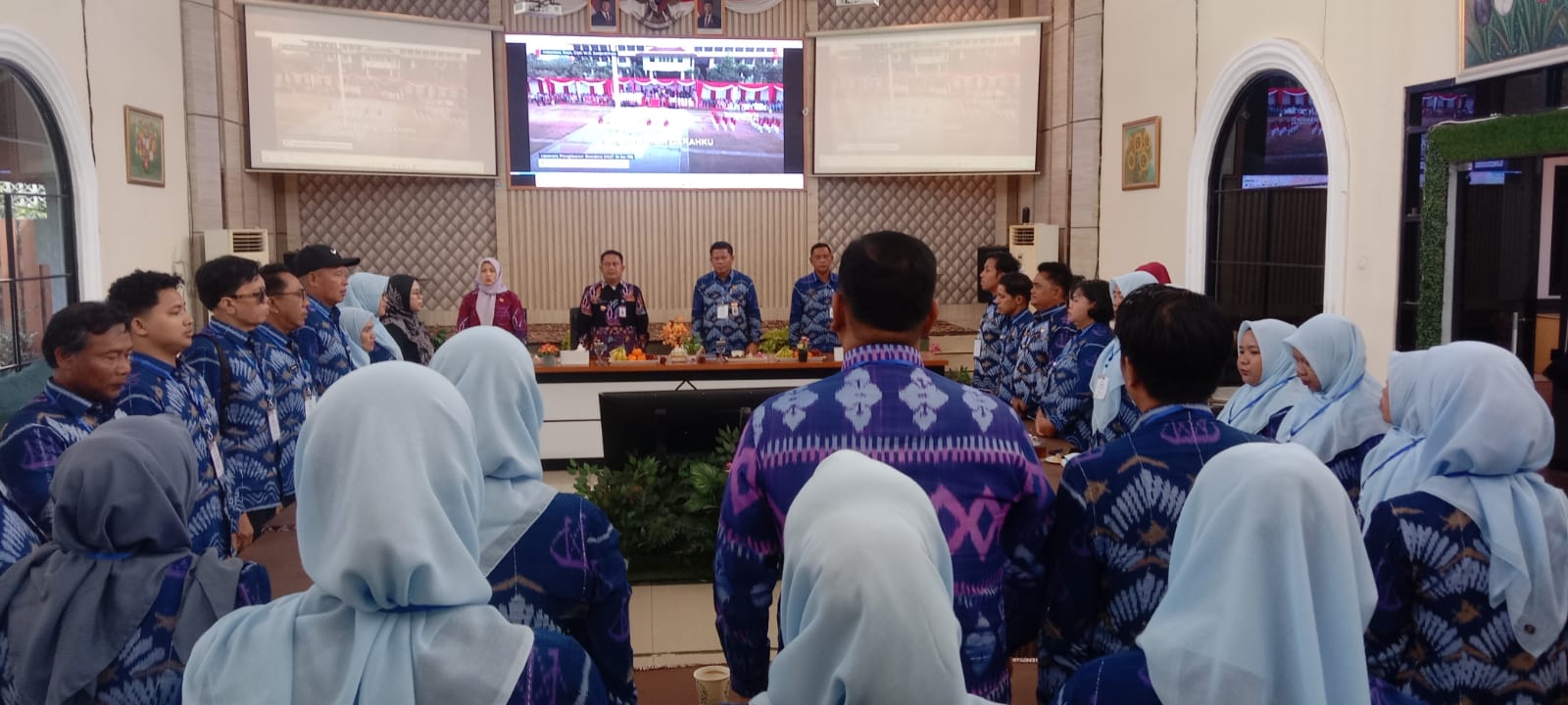 Camat Kelapa Dua Dadang Sudrajat saat menerima kunker Jajaran Kecamatan Simpang Empat, Kabupaten Tanah Bumbu, Provinsi Kalimantan Selatan.