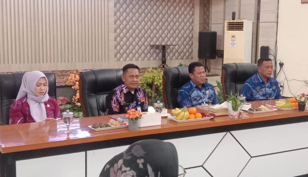 Camat Kelapa Dua Dadang Sudrajat saat bersama Camat Simpang Empat Abdul Muiz dan Rombongannya.