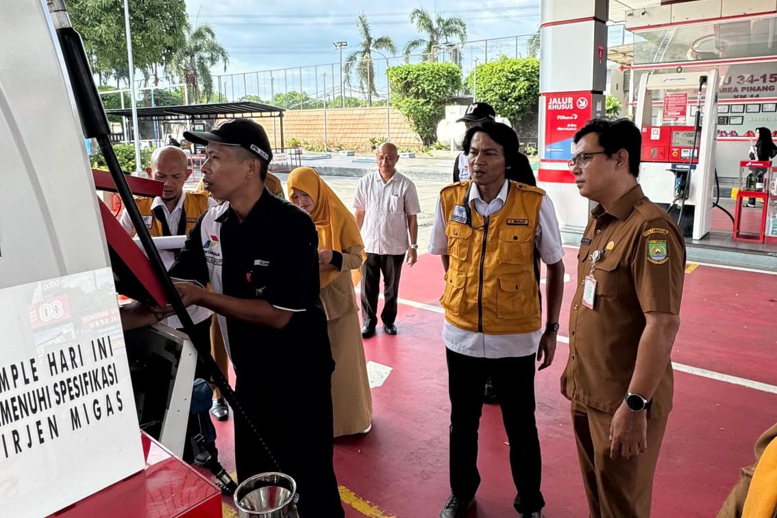 Kepala Bidang Perdagangan DisperindagkopUKM Kota Tangerang, M. Ali Furqon bersama timnya saat memimpin langsung pemantauan dan uji petik pompa ukur Bahan Bakar Minyak (BBM) di SPBU.