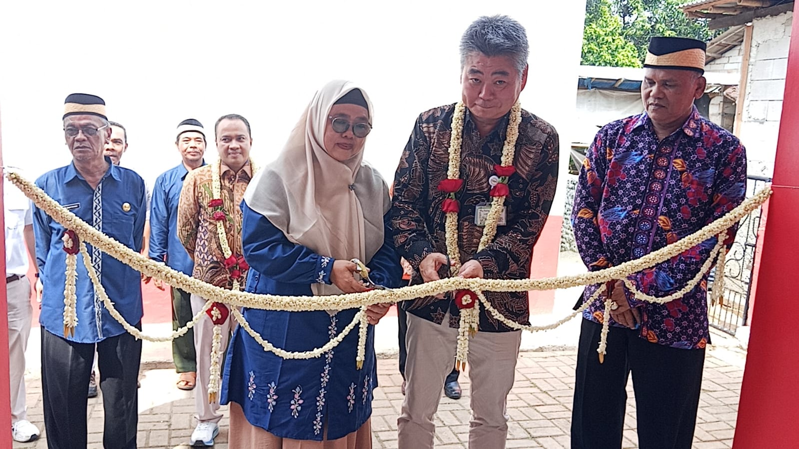 Presiden Direktur Mr. Kazuhisa Maehara saat potong pita simbolis pemberian Program CSR untuk SDN Saga 2 Balaraja.