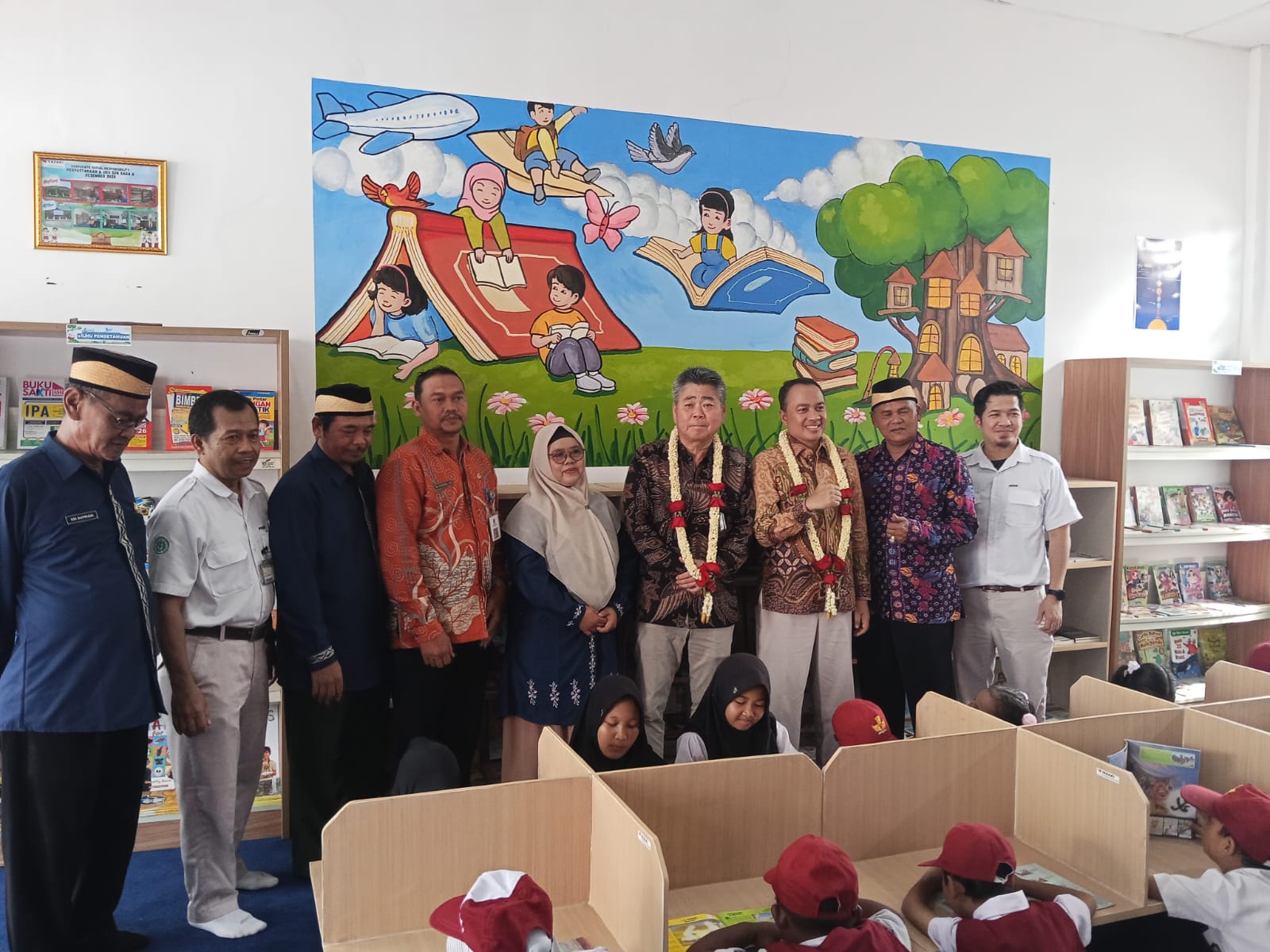 Pimpinan PT EDS Manufacturing Indonesia foto bersama Guru dan pelajar SDN Saga 2 Balaraja .