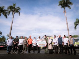 Gubernur Andra Soni saat menyalurkan bantuan di Sumatra Barat.