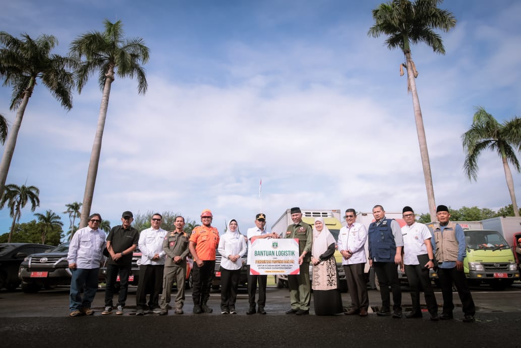 Gubernur Andra Soni saat menyalurkan bantuan di Sumatra Barat.