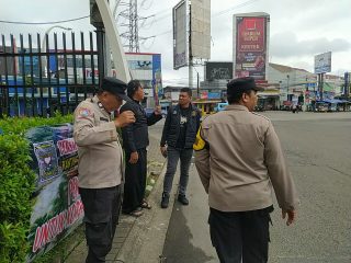 Kanit Reskrim Cikupa Ipda Syaiful bersama timnya saat kawal PSHT open donasi di jalan raya citra raya Cikupa.
