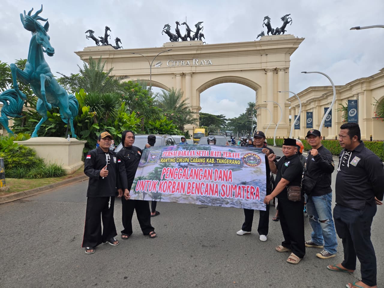 Tim PSHT saat open donasi di jalan raya citra raya Cikupa.