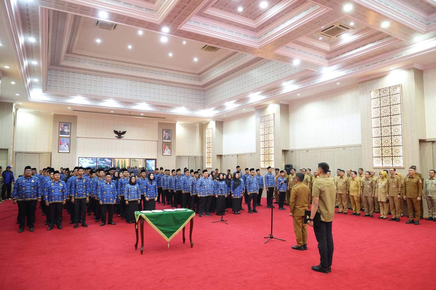 Gubernur Andra Soni saat melantik pegawai honorer Pemprov Banten jadi PPPK Paruh Waktu.