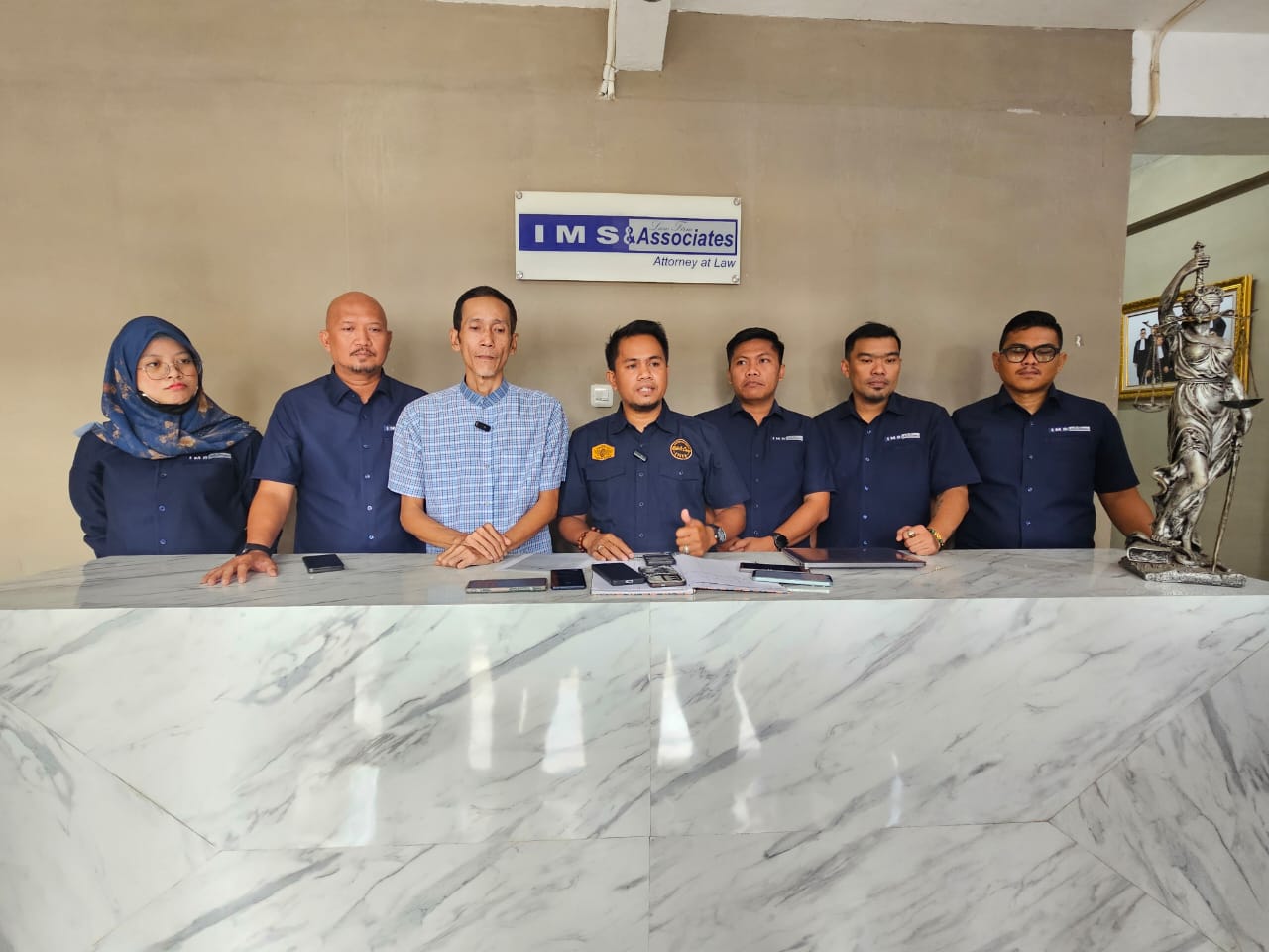 Ade Kurniawan dan kuasa hukumnya.