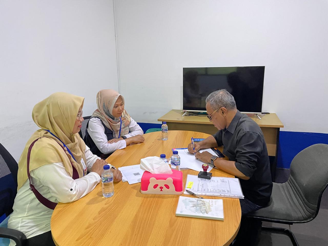 Kepala Bidang Perindustrian pada Dinas PerindagkopUKM Kota Tangerang, Tuti Alawiyah saat melakukan pembinaan kepada perusahaan - perusahaan industri di wilayah Kota Tangerang.