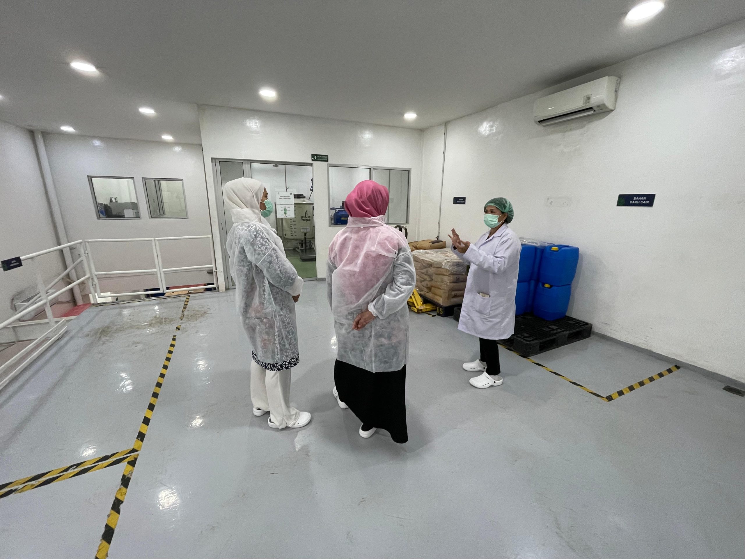 Kepala Bidang Perindustrian pada Dinas PerindagkopUKM Kota Tangerang, Tuti Alawiyah saat melakukan pembinaan kepada perusahaan - perusahaan industri di wilayah Kota Tangerang.