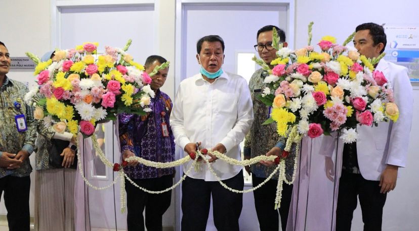Bupati Maesyal saat gunting pita resmikan Ruangan USG Jantung di perayaan hari jadi RSUD Tigaraksa ke 2 Tahun.