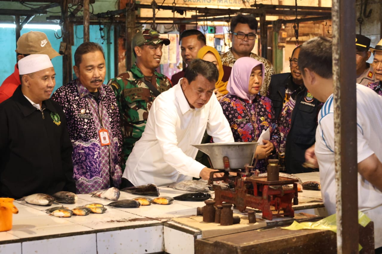 Bupati saat nanya harga ikan di pasar Curug.