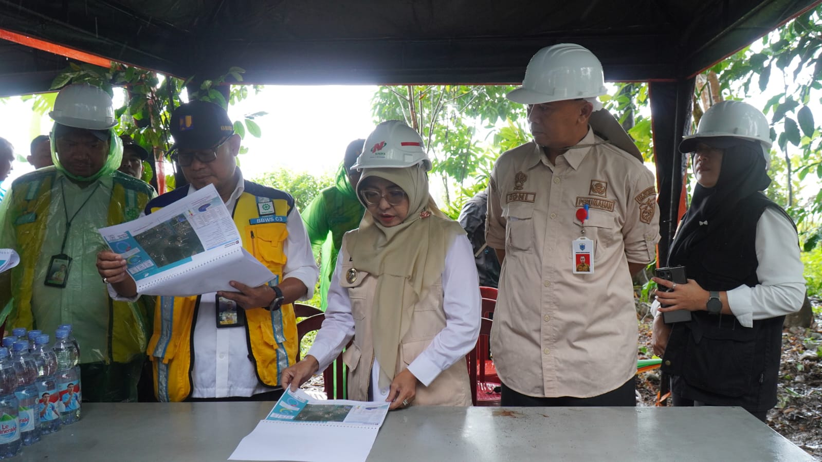 Bupati Dewi bersama jajaran Balai Wilayah Sungai Cidanau Ciujung Cidurian (BWSC3) saat di lokasi Pembangunan Daerah Irigasi (DI) Cisesepan.