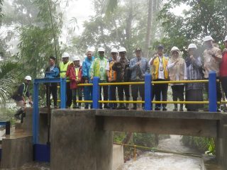 Bupati Dewi bersama jajaran Balai Wilayah Sungai Cidanau Ciujung Cidurian (BWSC3) saat di lokasi Pembangunan Daerah Irigasi (DI) Cisesepan.