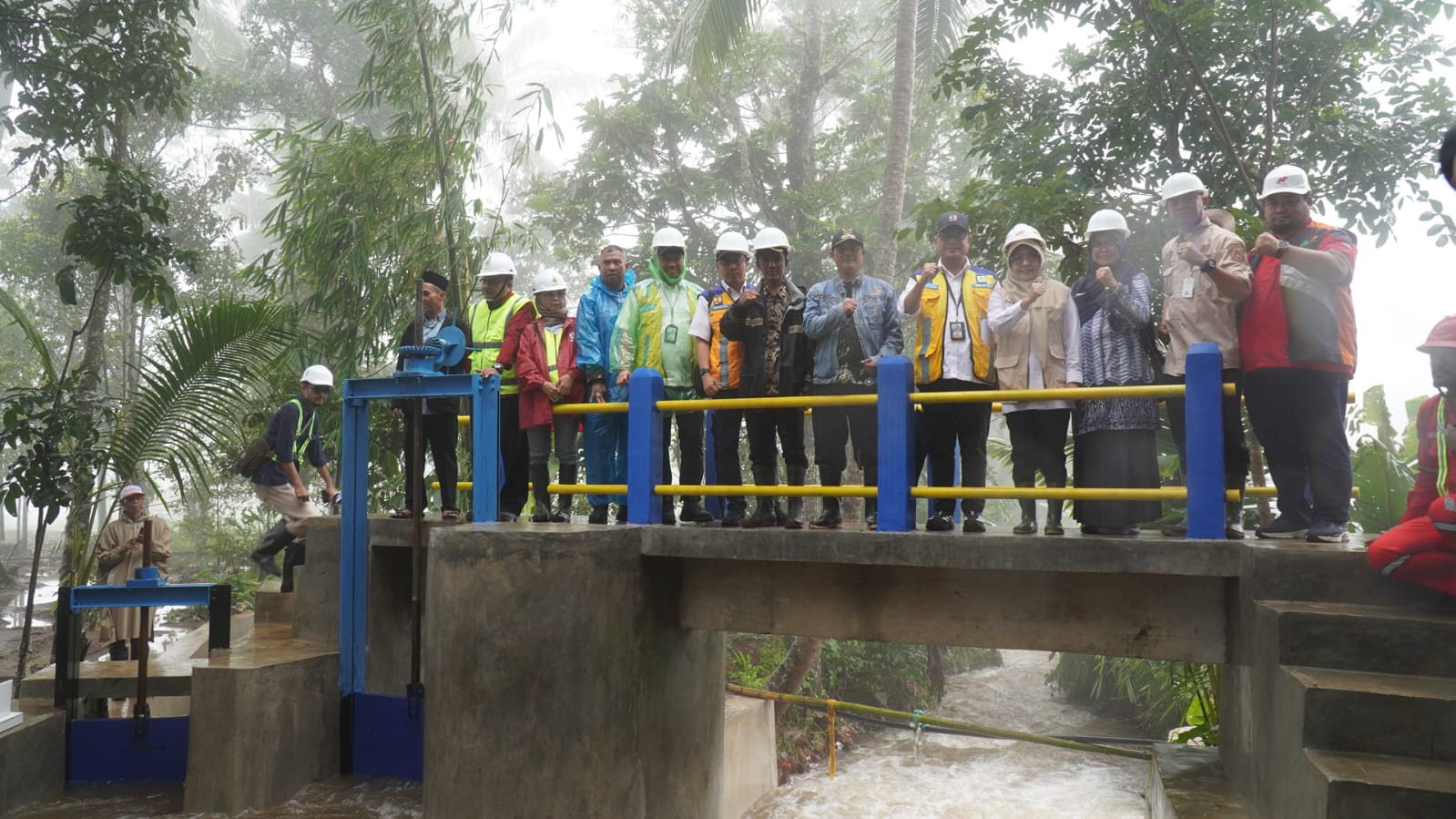 Bupati Dewi bersama jajaran Balai Wilayah Sungai Cidanau Ciujung Cidurian (BWSC3) saat di lokasi Pembangunan Daerah Irigasi (DI) Cisesepan.