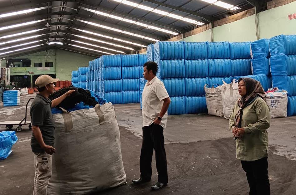 Kepala Bidang Perindustrian pada Dinas PerindagkopUKM Kota Tangerang, Tuti Alawiyah saat melakukan pembinaan kepada perusahaan - perusahaan industri di wilayah Kota Tangerang.