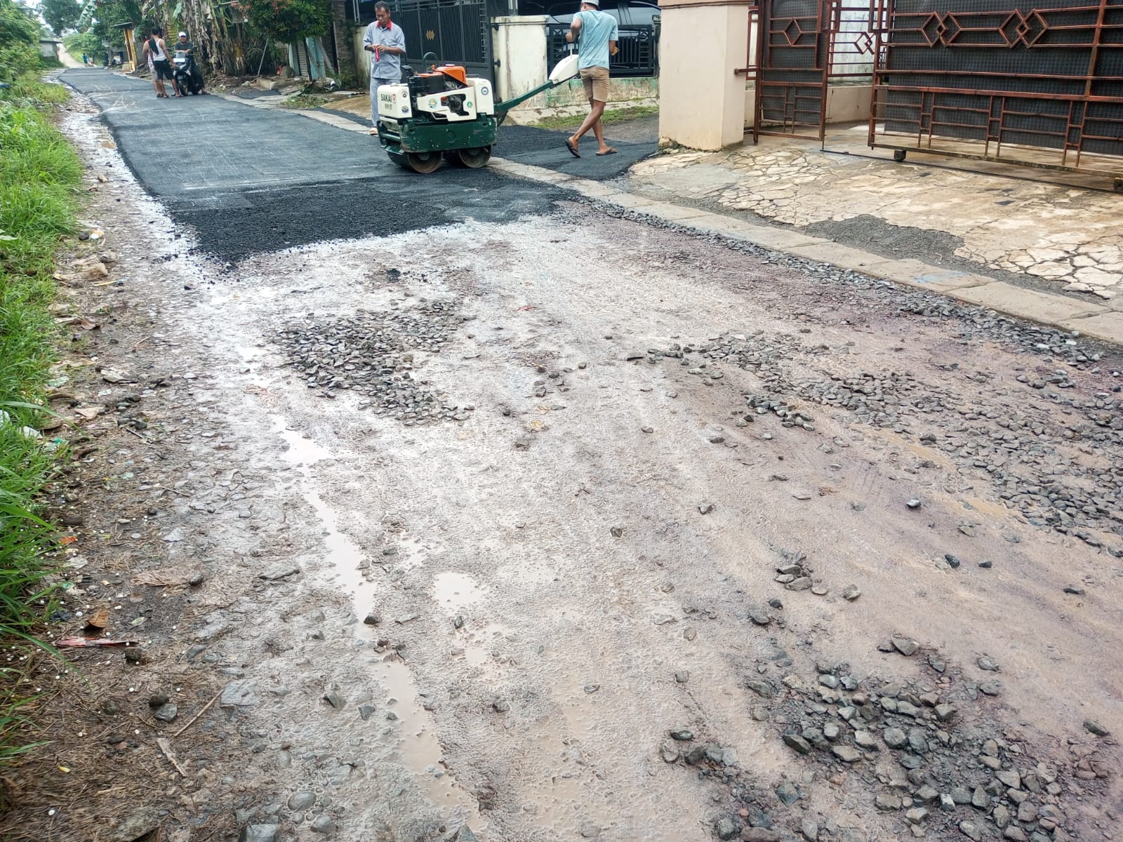 Tampak pelaksanaan proyek hotmix di di Kampung Jatake RT 003 RW 003, Desa Kadu Sirung, Kecamatan Pagedangan.