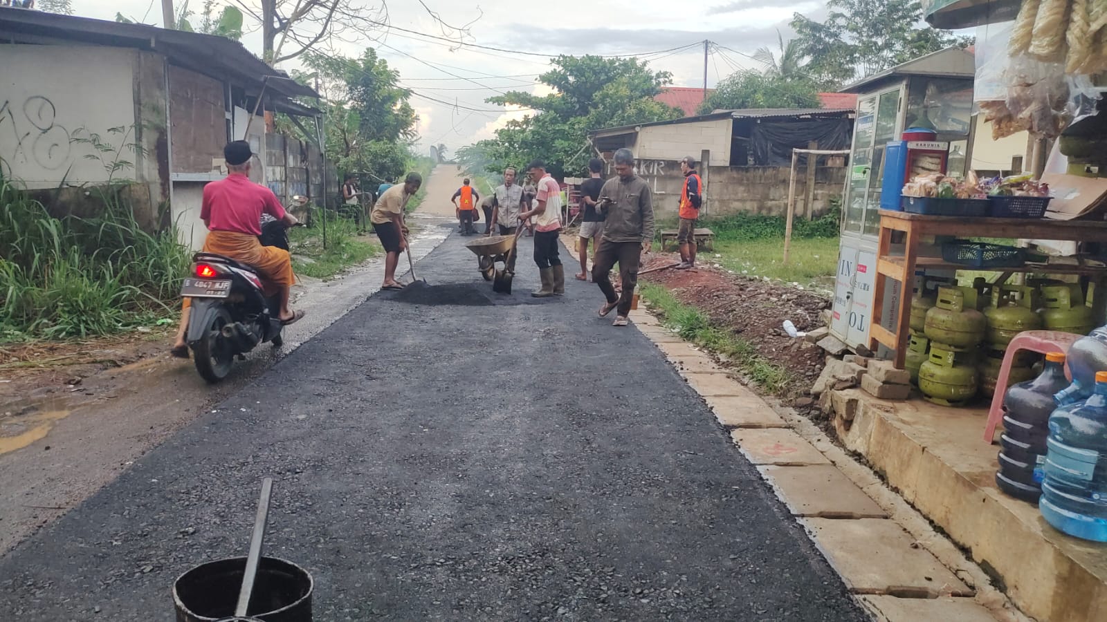 Tampak pelaksanaan proyek hotmix di Kampung Jatake RT 003 RW 003, Desa Kadu Sirung, Kecamatan Pagedangan.