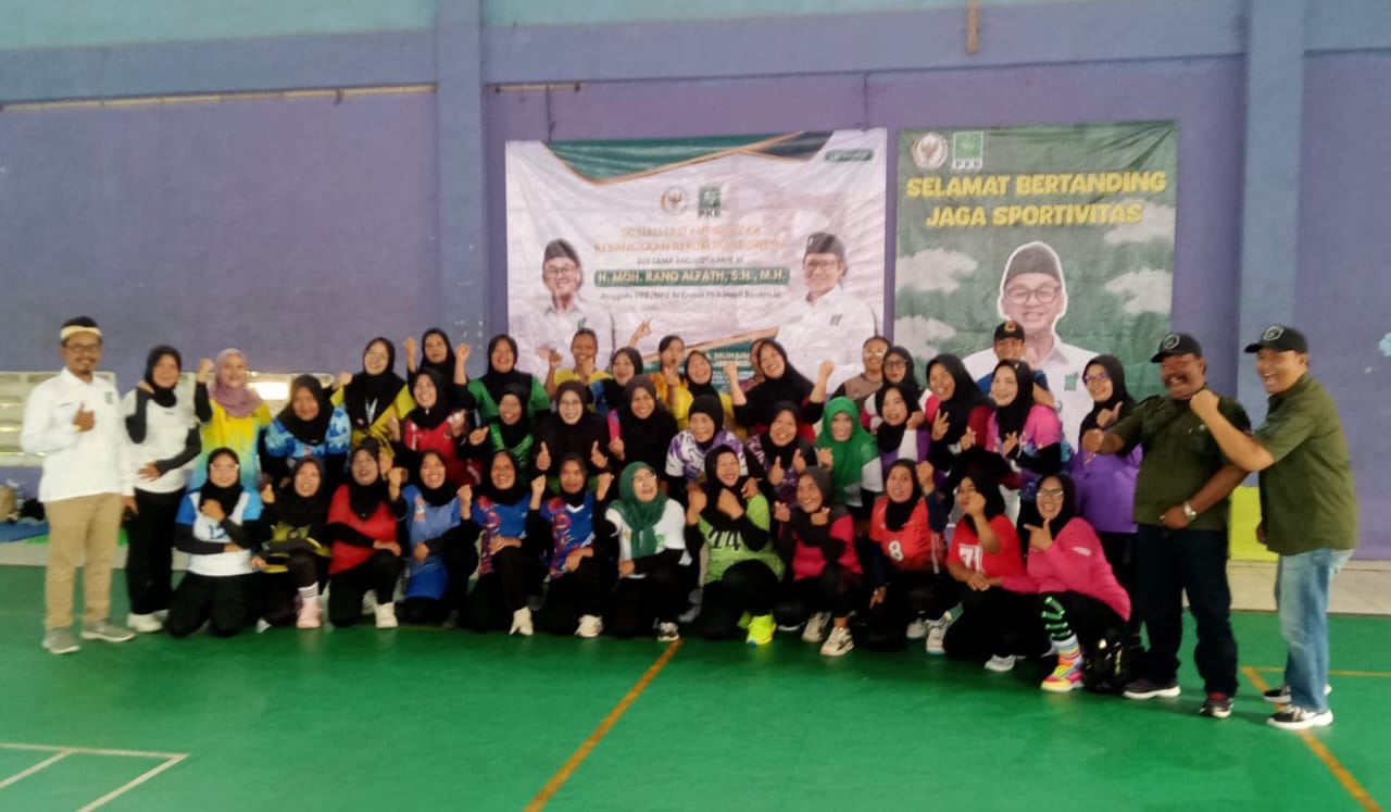 Para Ibu-ibu saat ikut Lomba Bola Voli yang di gelar Rano Alfath di Balaraja.