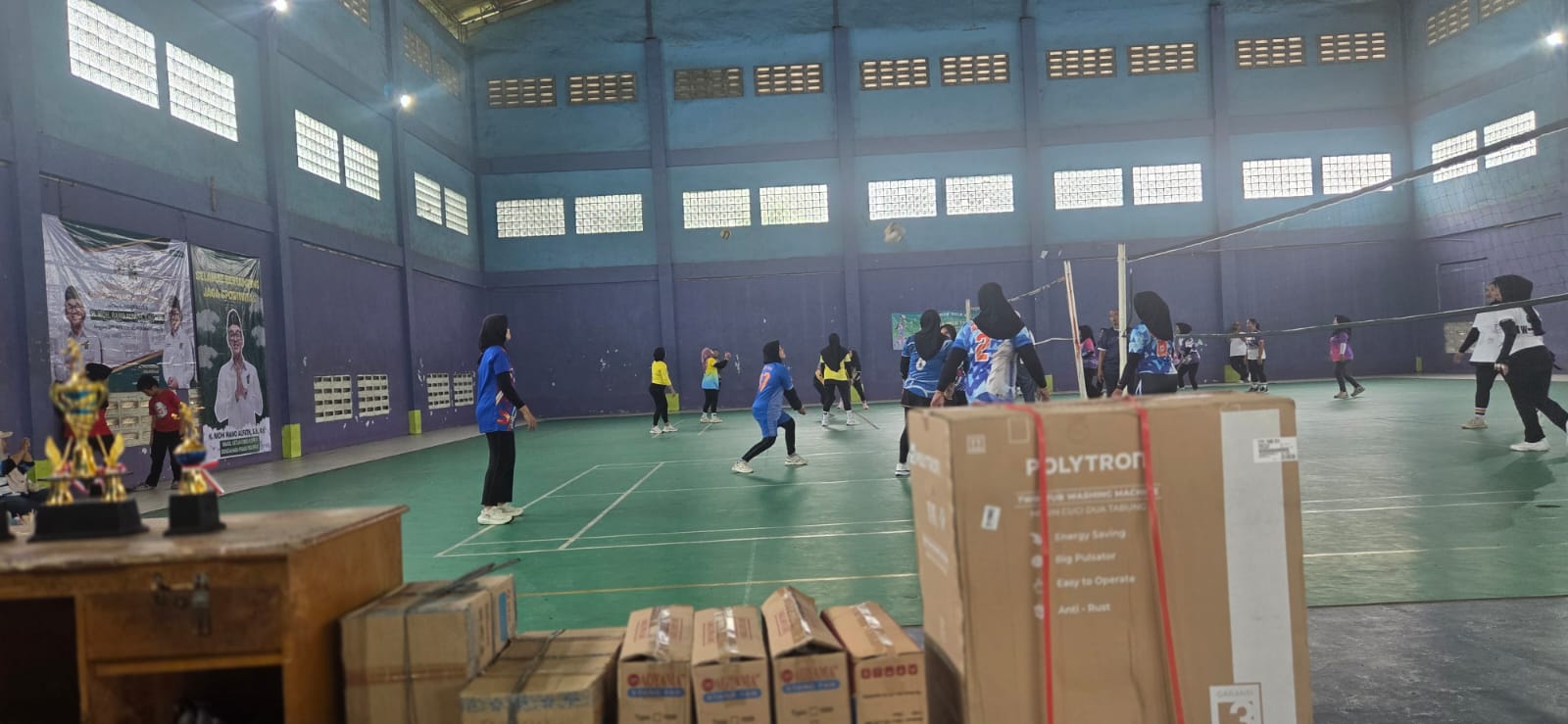 Para Ibu-ibu saat bertanding Lomba Bola Voli yang di gelar Rano Alfath di Balaraja.