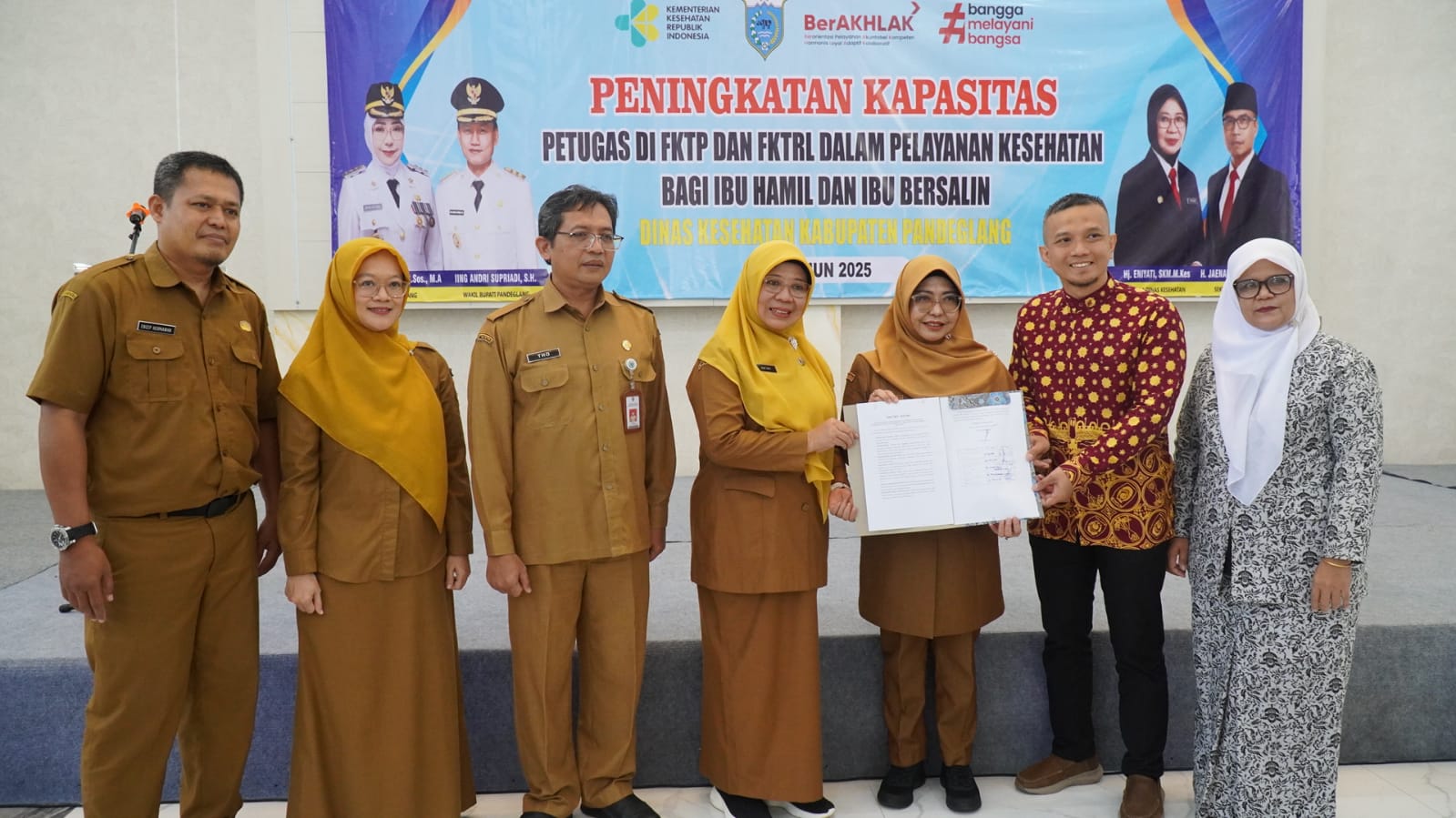 Bupati Pandeglang Raden Dewi Setiani melakukan penandatanganan komitmen bersama lintas sektor dalam menurunkan angka kematian ibu dan bayi di Kabupaten Pandeglang.