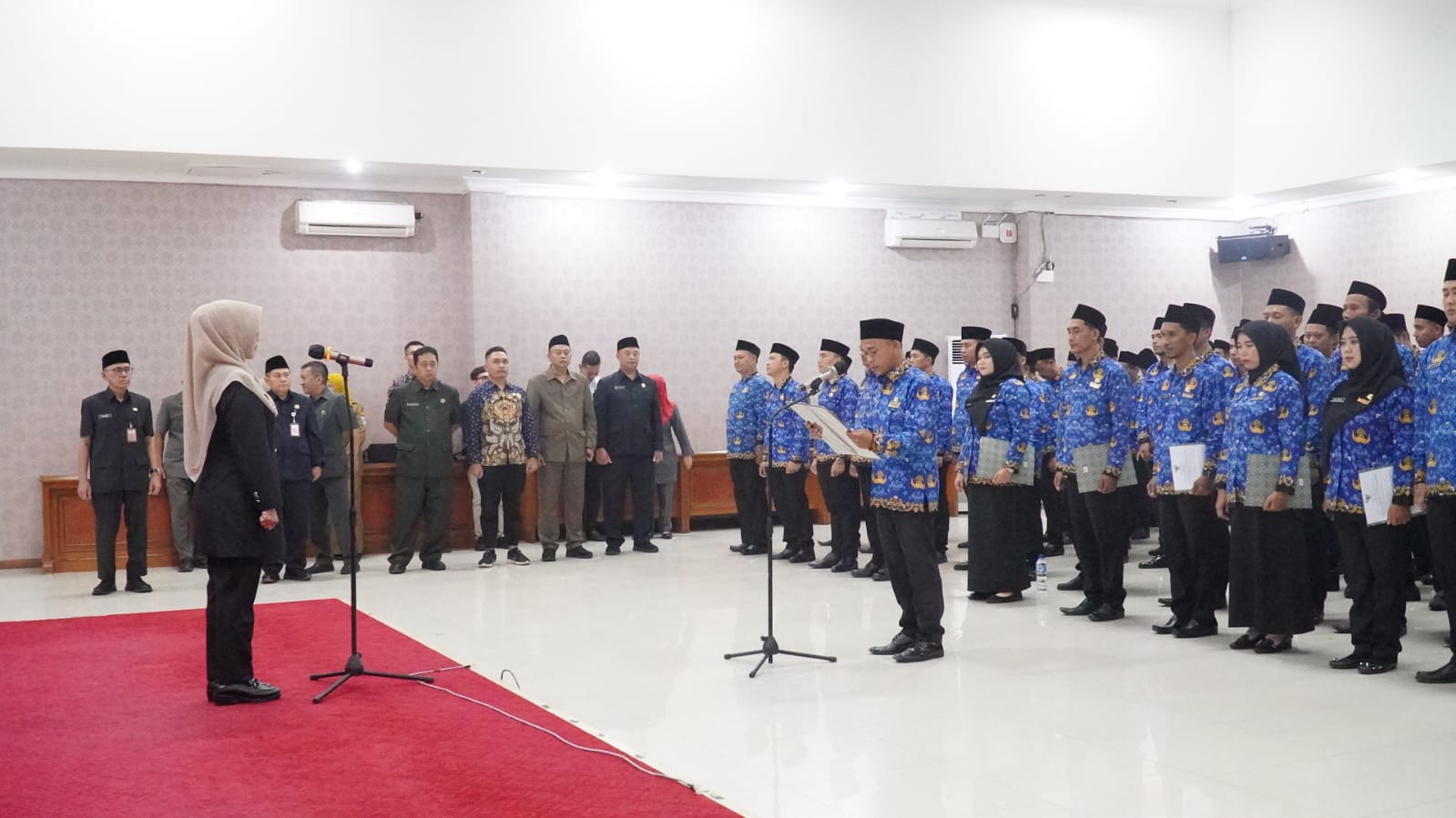 Bupati Dewi saat melantik pegawai honorer jadi PPPK Paruh Waktu.
