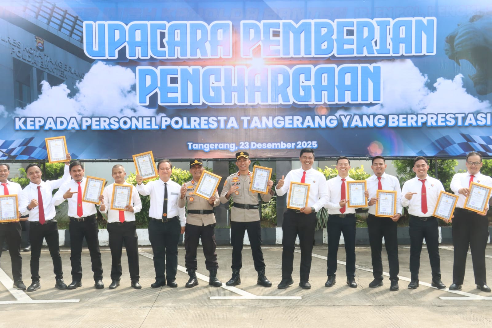 Kapolsek Cikupa Kompol Johan Armando Utan, Kanit Reskrim Polsek Cikupa Ipda Syaiful Rusdiansyah dan personil lainnya yang mendapat penghargaan dari Kapolresta Tangerang.