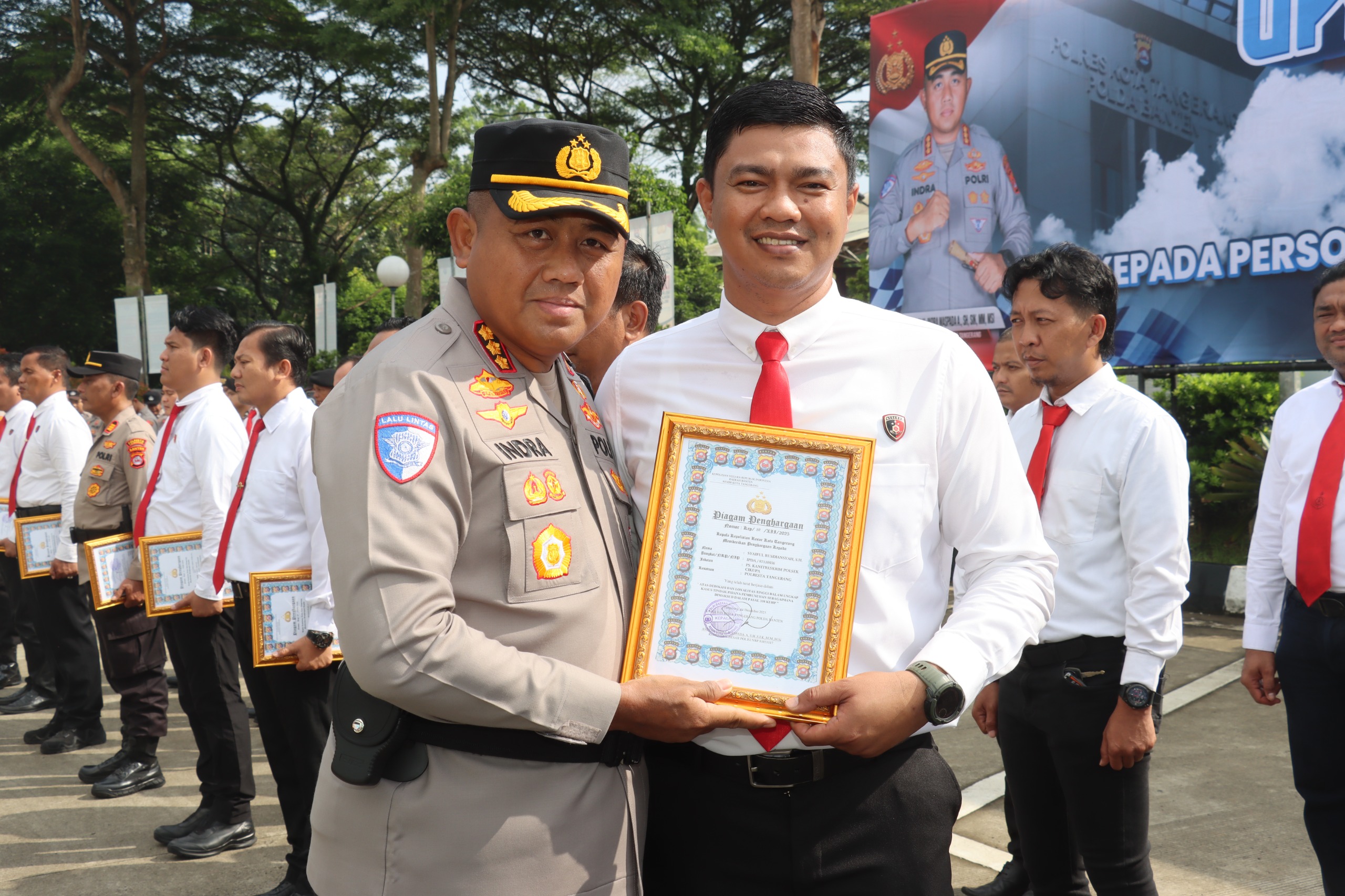 Kapolresta Tangerang Kombes Pol Andi Muhammad Indra Waspada Amirullah saat memberikan penghargaan kepada Kanit Reskrim Polsek Cikupa Ipda Syaiful Rusdiansyah.