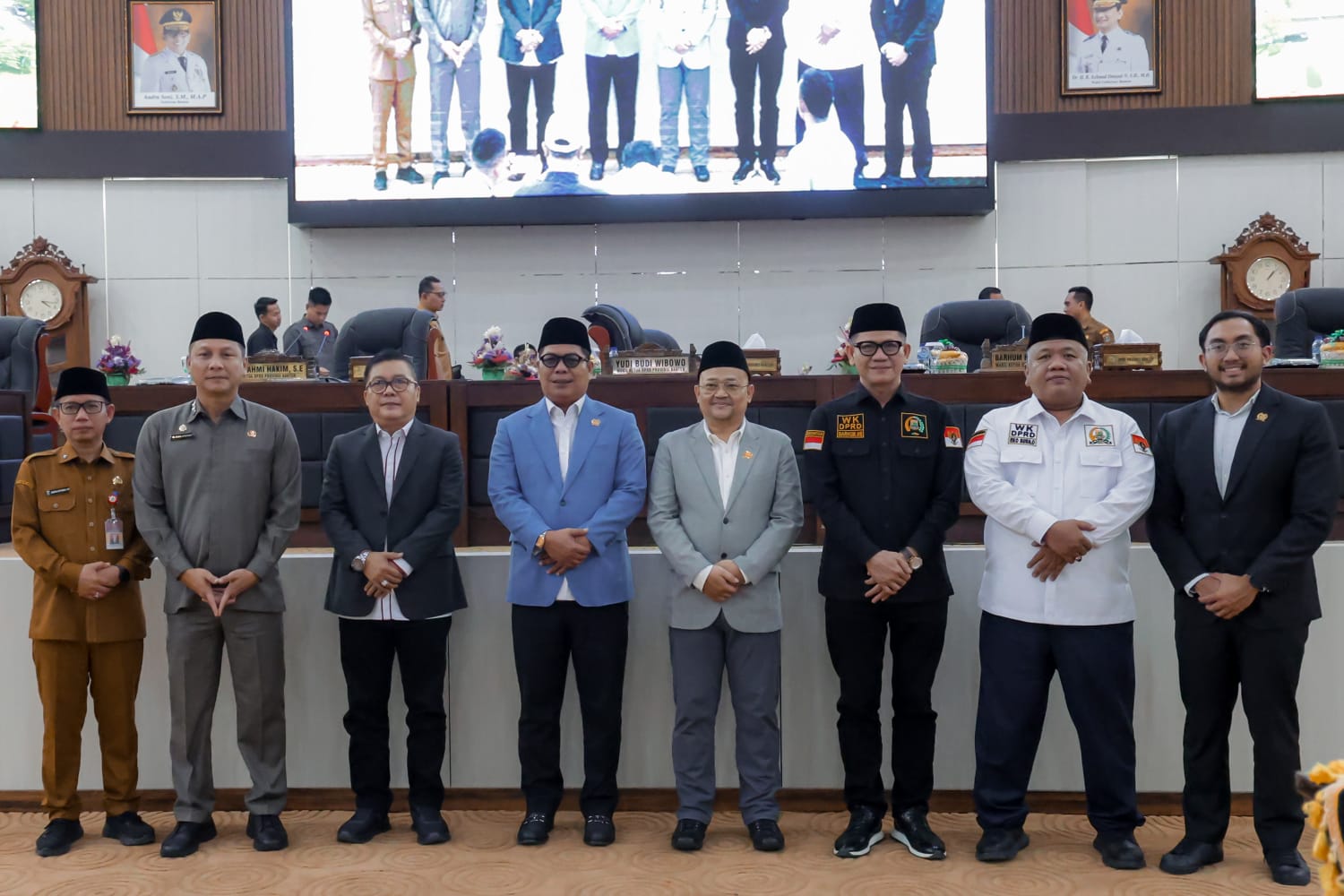 Sekda Deden dan Ketua DPRD Fahmi Hakim bersama anggota DPRD Banten Lainnya.