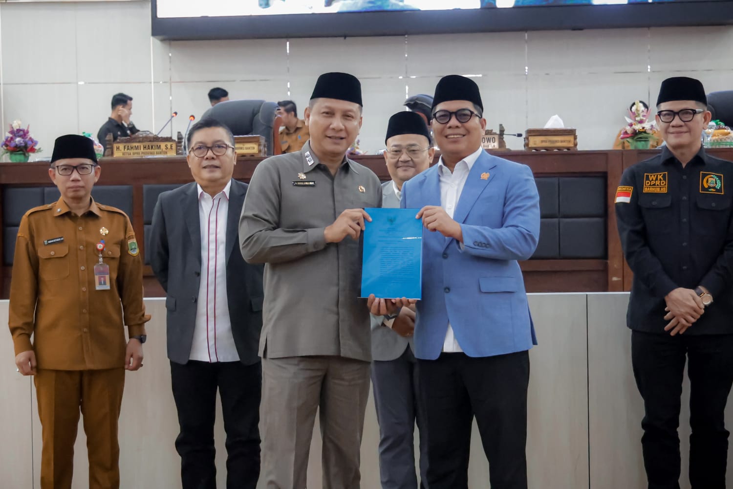 Sekda Deden dan Ketua DPRD Fahmi Hakim dan Anggota DPRD Banten Lainnya.